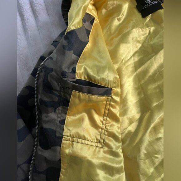 Women’s Volcom Camouflage Hooded Bomber Jacket with Satin Yellow Lining • Large - Picture 7 of 14